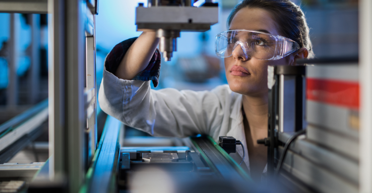 advanced-manufacturing-women-in-manufacturing-job